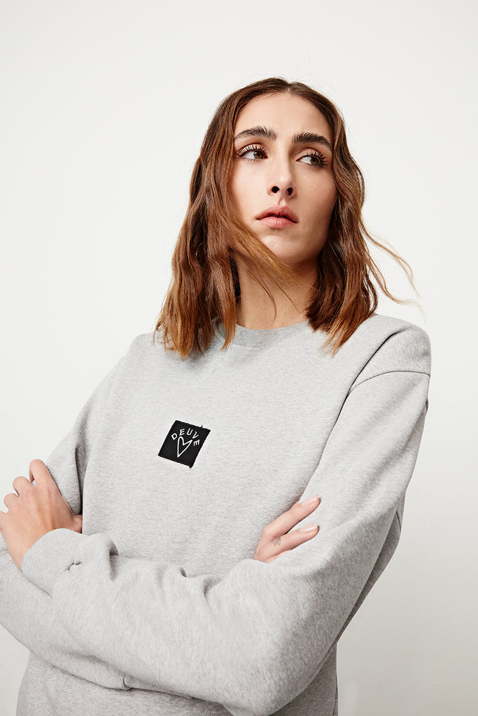 chica sweatshirt sudadera classic gris deuve brand